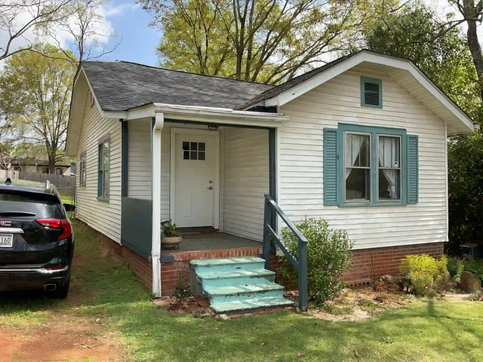 Home before energy-efficient siding upgrade